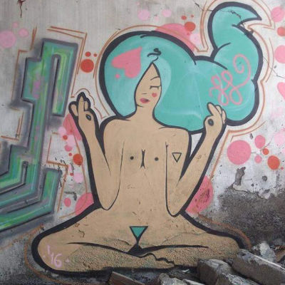 Wand-Graffiti mit nackter Person im Schneidersitz.